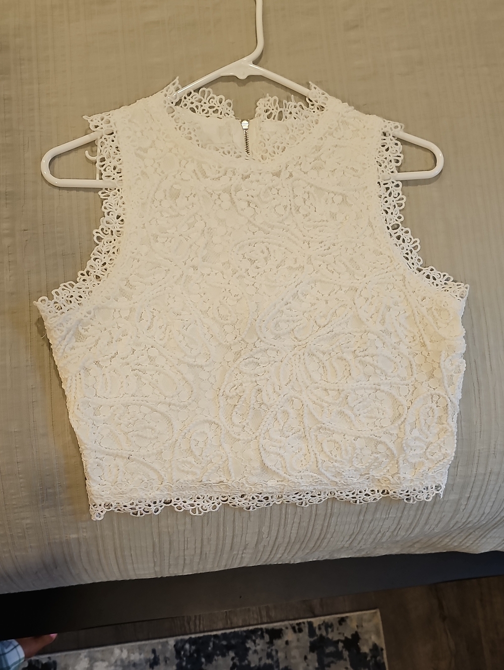 Like New White Lace High-Neck Lined Cropped Zipper Back Tank
